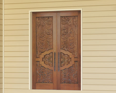 porte en bois sculpté